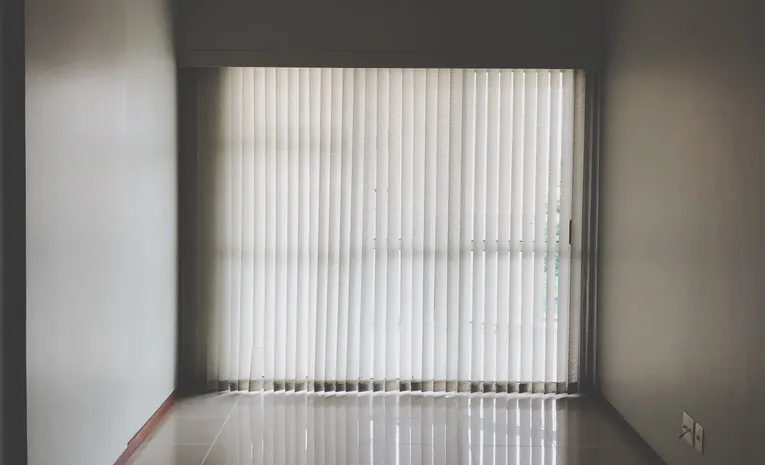 Window venetian blinds in a modern room